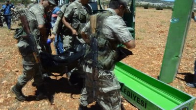 koy mezarligi -  Ailesini katleden katil olay yerinden kaçmış  Videosu