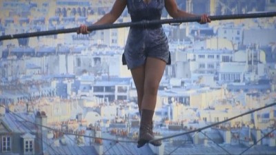 cambaz - Kadın ip cambazı Paris'te nefes kesti Videosu