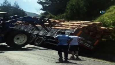 is makinesi -  Tomruk yüklü kamyon kanala devrildi Videosu