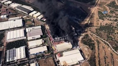 makilik alan -  Alevlere teslim olan fabrika havadan görüntülendi Videosu