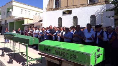 cenaze namazi - Aynı aileden 5 kişinin öldürülmesi - Cenazeler toprağa verildi - ADIYAMAN  Videosu
