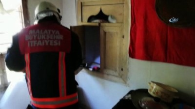 salar -  Eve giren yılanı itfaiye çıkardı Videosu