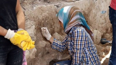 orta cag -  2 bin yıllık Antiochia ad Cragum kenti kazılarında yeni mozaik alanlar bulundu Videosu