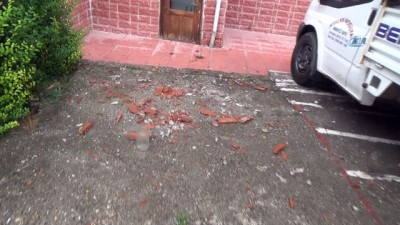 yildirim dusmesi -  Apartmanın çatısına yıldırım düştü Videosu