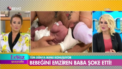 Bebeğini emziren baba şoke etti! 
