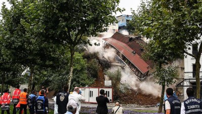 toprak kaymasi - Beyoğlu'nda zemini kayan bina çöktü  Videosu