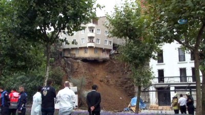 cokme tehlikesi -  Beyoğlu Sütlüce'de toprak kayması nedeniyle çökme tehlikesinin meydana geldiği bina çöktü  Videosu