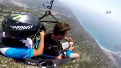 amator -  Paraşütle bin 800 metre yükseklikte klarnet çaldı  Videosu