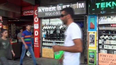 modeller -  Bedelli bekleyenler, altında ve cebinde ne varsa satıyor  Videosu