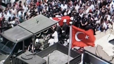Şehit törenindeki Türk bayrağı görüntüsü sosyal medyada ilgi odağı oldu (2) - ELAZIĞ
