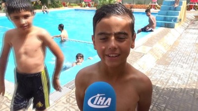 yuzme havuzu -  Sıcaktan bunalan Türk ve Suriyeli gençler havuzda yüzerek serinliyor Videosu