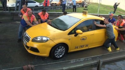 ticari taksi -  Sular altında kalan Vatan Caddesi'nde dev rögar kapakları açıldı, sular tahliye edildi Videosu