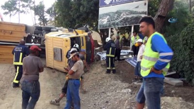 selale -  Taş taşıyan kamyon devrildi Videosu