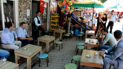 sili -  Yaylanın en çok sevilen çaycısı...Müşterilerini kaval çalarak karşılıyor, yöresel kıyafetiyle çay servisi yapıyor  Videosu