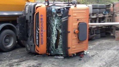 damperli kamyon -  Yol çalışması yapan damperli kamyon yan yattı  Videosu
