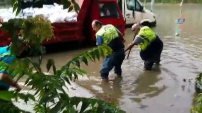 siddetli yagis -  Gaziosmanpaşa'da yollar göle döndü, araçlar suya gömüldü Videosu