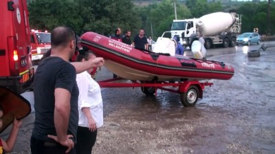 kanyon - Dere taştı, piknikçiler ağaçlarda mahsur kaldı (2) - KOCAELİ  Videosu