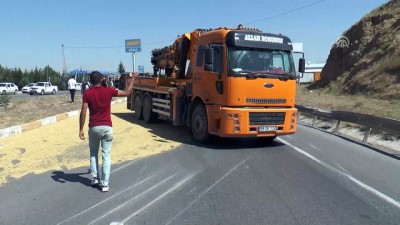 is makinesi - Devrilen tırdaki 6 ton arpa yola savruldu - SİVAS  Videosu
