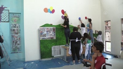 engelli cocuk - Engelli yaşam merkezinin duvarlarını resimle güzelleştiriyorlar - BOLU  Videosu