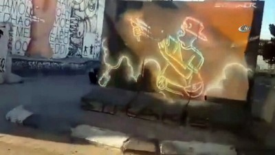 hapishane -  - İsrail askerleri Ahed Tamimi’nin resmini Ayrım Duvarı’na çizmek isteyen 3 sanatçıyı gözaltına aldı Videosu
