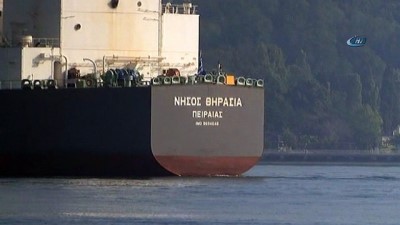 gemi trafigi -  Yunanistan bandıralı gemi boğazda arızalandı. Kıyı emniyeti römorkörleri gemiyi çekerken, boğaz gemi trafiğine kapatıldı  Videosu