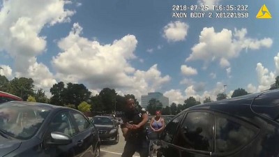 bebek - ABD: Polis araç içinde mahsur kalan bebeği camı kırarak çıkardı  Videosu