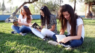 grup genc - Yüksekovalı gençler parkta kitap okudu - HAKKARİ  Videosu