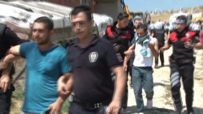 kacak yapilasma -  Büyükçekmece'de kaçak yapıların yıkımında olay: 4 polis yaralı  Videosu