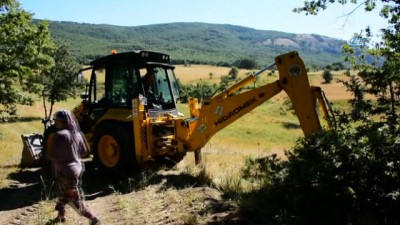 kacak kazi -  Define çukuruna düşen inek uzun uğraşlar sonucu kurtarıldı Videosu