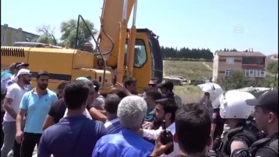 biber gazi - Kaçak yapıların yıkımı sırasında gerginlik - İSTANBUL  Videosu