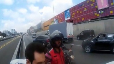 ofkeli surucu -  E-5 Karayolu’nda kaza sonrası sopayla inen şoföre tatlı dil Videosu