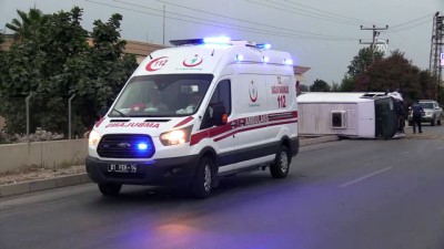 Kaldırıma çarpan minibüs devrildi: 2 yaralı - ADANA