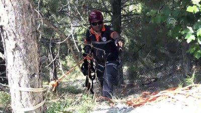 Kayalıklarda mahsur kalan paraşütçüyü AFAD kurtardı - DENİZLİ