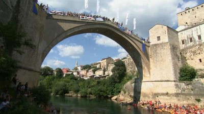 Osmanlı mirası Mostar Köprüsü'nde geleneksel atlama yarışması