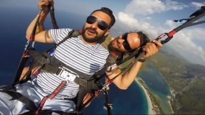 adrenalin -  Paraşütle ilk defa atlayan tatilcinin görüntüleri güldürdü Videosu