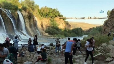 isaf -  Şelalenin soğuk sularında serinlediler  Videosu