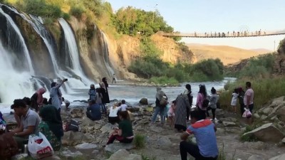 piknik alanlari - Sıcaktan bunalanlar Muradiye Şelalesi'nde serinliyor - VAN  Videosu