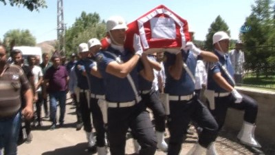 koy mezarligi -  Mesai arkadaşının şehit ettiği polis memuru son yolcuğuna uğurlandı  Videosu