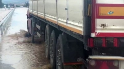  Şiddetli yağış nedeniyle araçlar yolda mahsur kaldı, yollar göle döndü