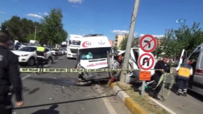 kural ihlali -  Ambulansın karıştığı zincirleme kaza kamerada  Videosu