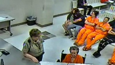 kadin polis -  Bakım Evine Yatırmak İsteyen Oğlunu Öldürdü Videosu