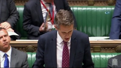 politika -  - İngiltere Savunma Bakanı’nın Konuşmasına Siri Engeli  Videosu