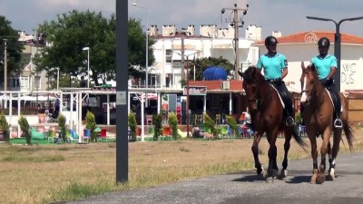 yabanci turist - Sarımsaklı plajlarının atlı jandarmaları - BALIKESİR  Videosu