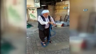 yasli adam -  Sıcaktan bunalan yaşlı adam kendini hortumla serinletti  Videosu