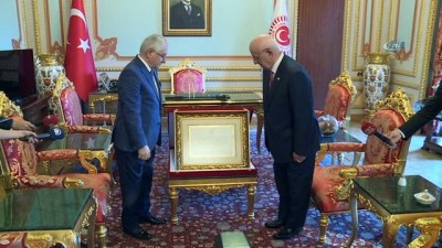  YSK Başkanı Güven, Erdoğan'ın mazbatasını İsmail Kahraman'a teslim etti