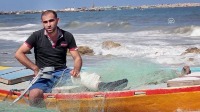 balik agi - Gösterilerde bacağından yaralanan Gazzeli balıkçı ailesi için mesleğini bırakmadı - GAZZE  Videosu