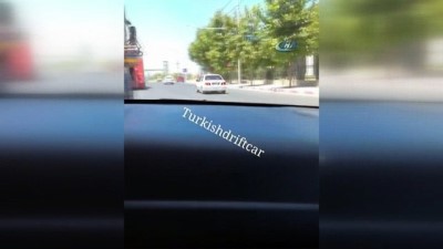 trafik yogunlugu - Otomobiliyle tırın altından geçti, ölüme böyle davetiye çıkardı  Videosu