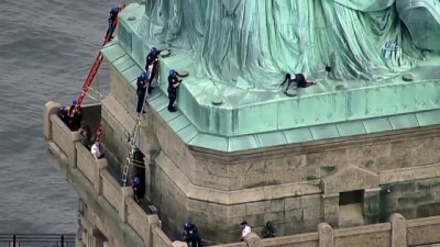 yabanci turist -  Trump, New York’taki özgürlük heykelinde protesto edildi  Videosu