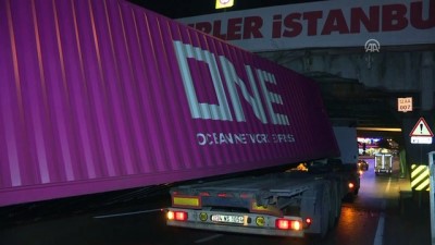 trafik yogunlugu - Unkapanı Köprüsü'nün altına sıkışan tır hasara neden oldu - İSTANBUL  Videosu