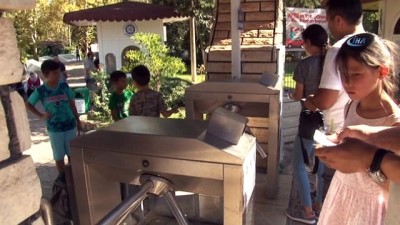 yabanci turist -  Antalya’da 40 dereceyi gören, Düden Şelalesi’ne koştu  Videosu